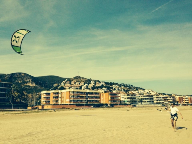 Ensayando en la playa con el kite